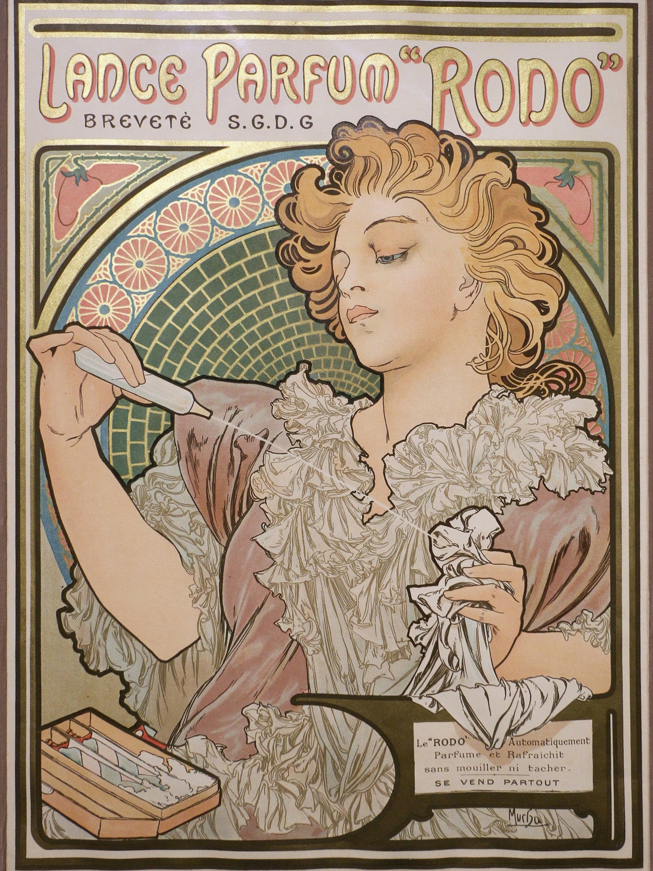 Luxury parfum with timeless artworks.