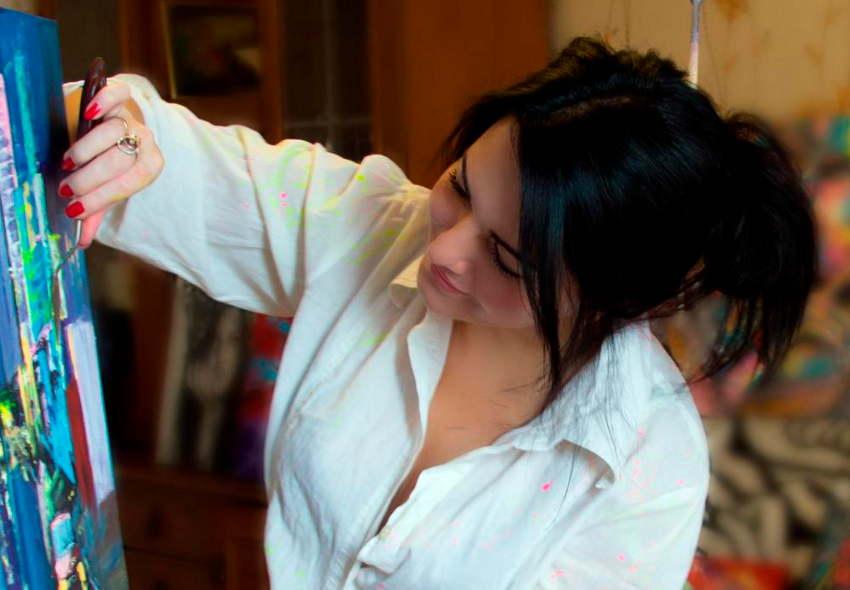 Lana Frey is a czech artist that we collaborated with to create our first luxury parfum the Architect of Dreams